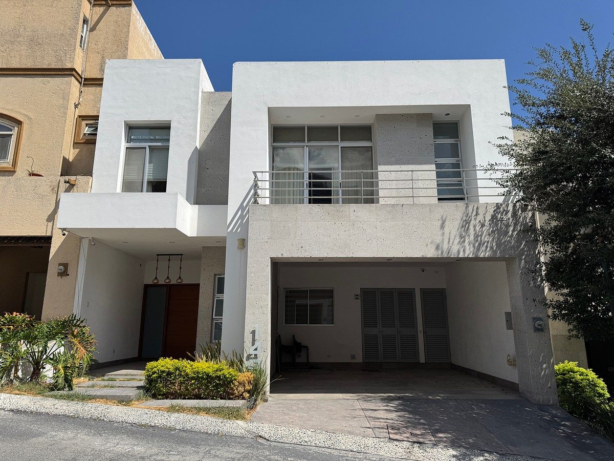 CASA EN RENTA LA MURALLA CON ALBERCA 3 RECÁMARAS 3 NIVELES, foto 1 de 15