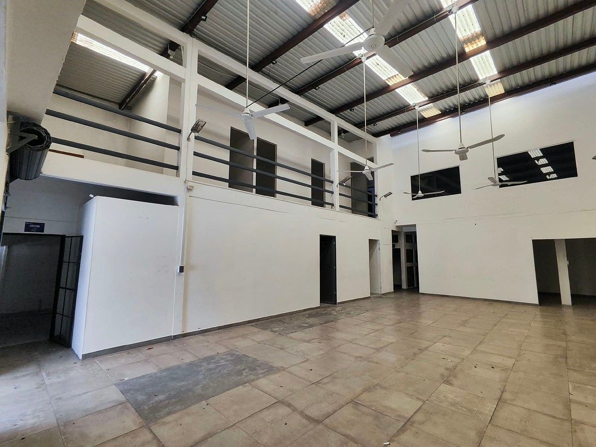 🏢 COMMERCIAL PROPERTY FOR SALE | COLÓN NEIGHBORHOOD (IDEAL FOR WAREHOUSE, OFFICES OR SCHOOL), photo 1 of 14