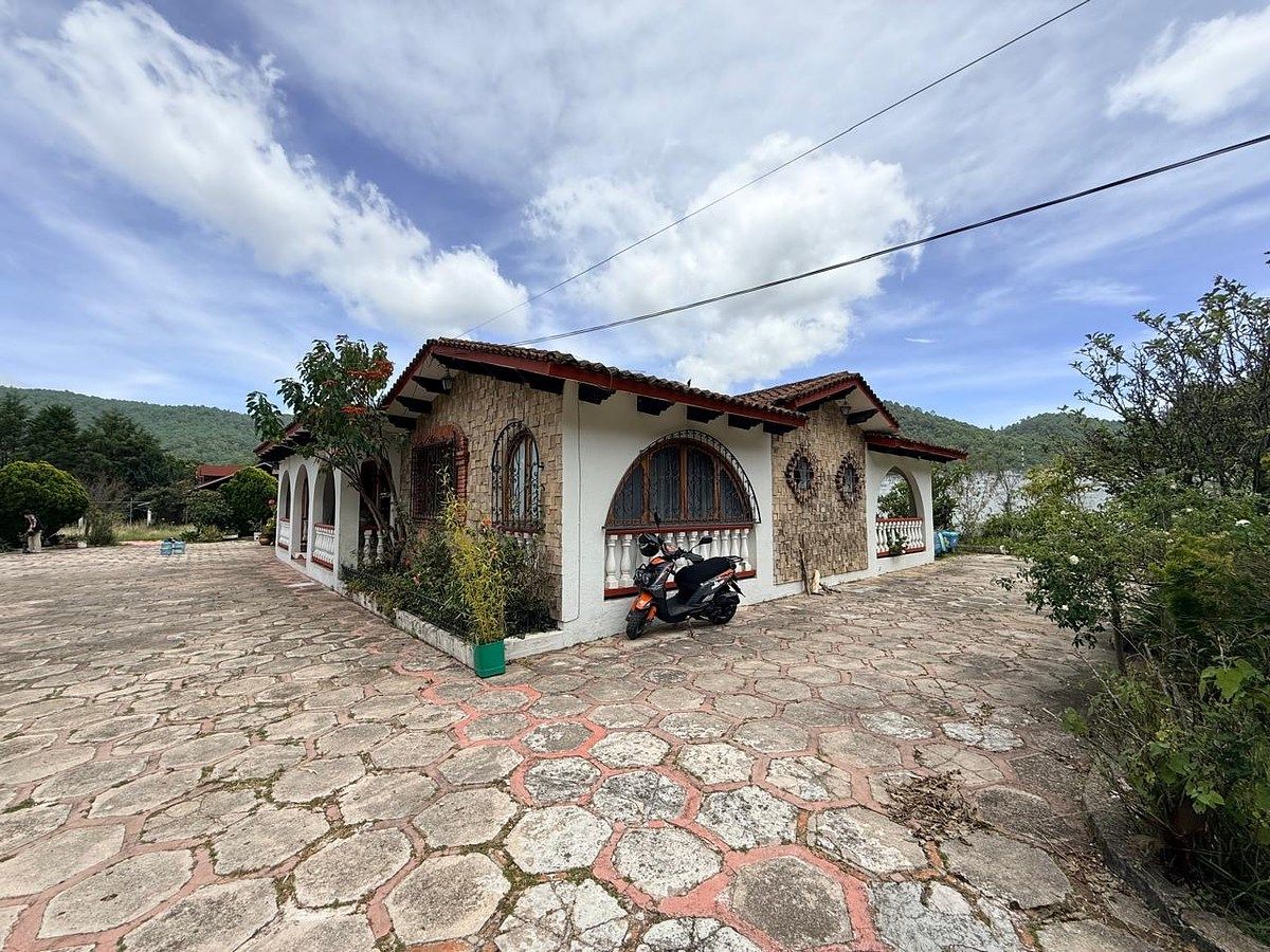 HOUSE FOR SALE IN COL. CORRAL DE PIEDRA, photo 1 of 33