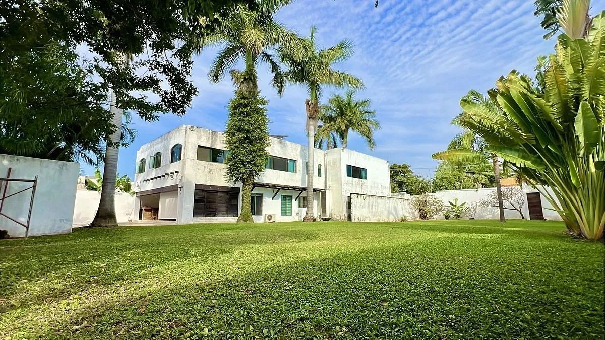 RESIDÊNCIA À VENDA COM AMPLA ÁREA, PISCINA E 36 PAINÉIS SOLARES, foto 1 de 10