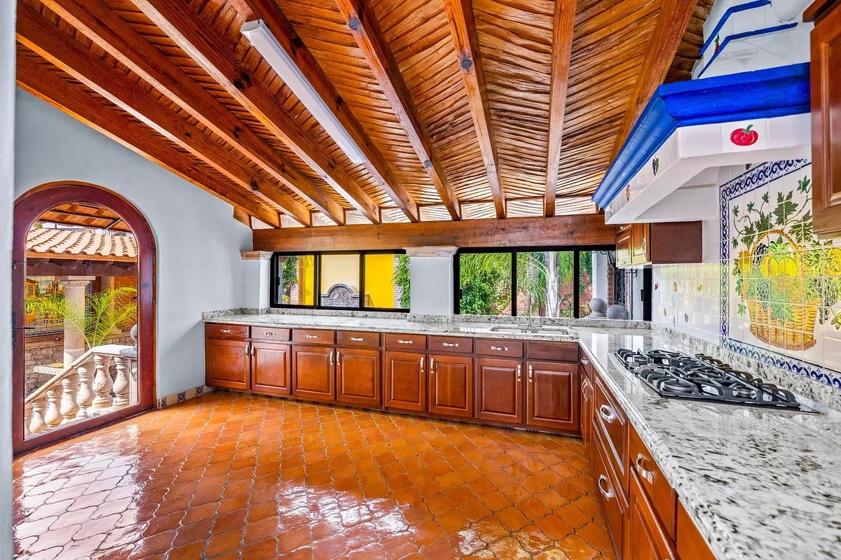 COLONIAL HOUSE - TOBACCONISTS VILLA OF THE FRIARS, photo 1 of 22