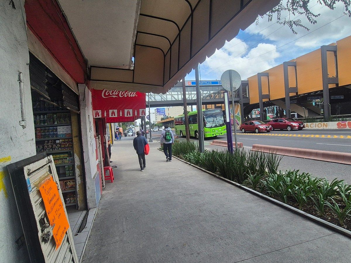 Local Comercial en VENTA como TERRENO , CALZADA DE TLALPAN,Metro Portales - foto 4