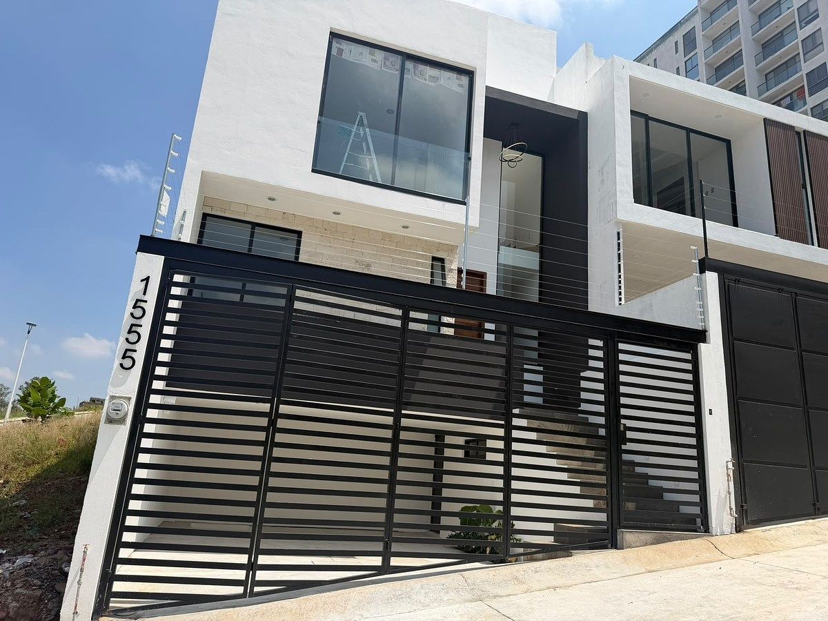 LINDA CASA À VENDA COM GRANDE DESIGN, DENTRO DO PERIFÉRICO, foto 1 de 14