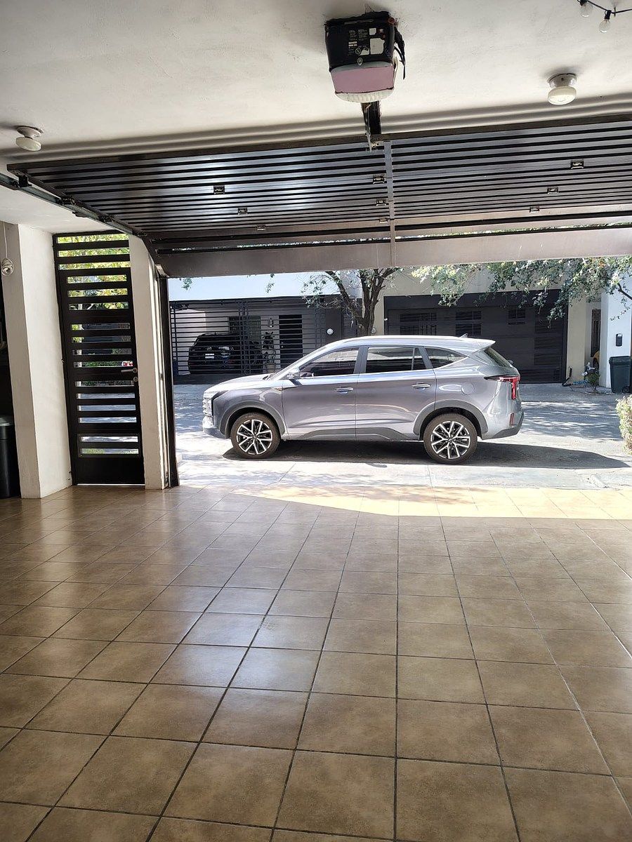 Cochera doble, porton automatico y entrada peatonal., foto 2 de 21