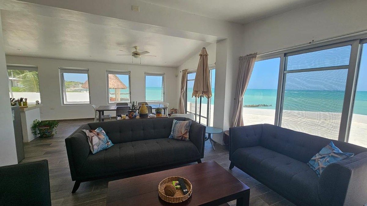 Casa de frente para o mar em Chuburna Puerto com painéis solares, foto 1 de 26