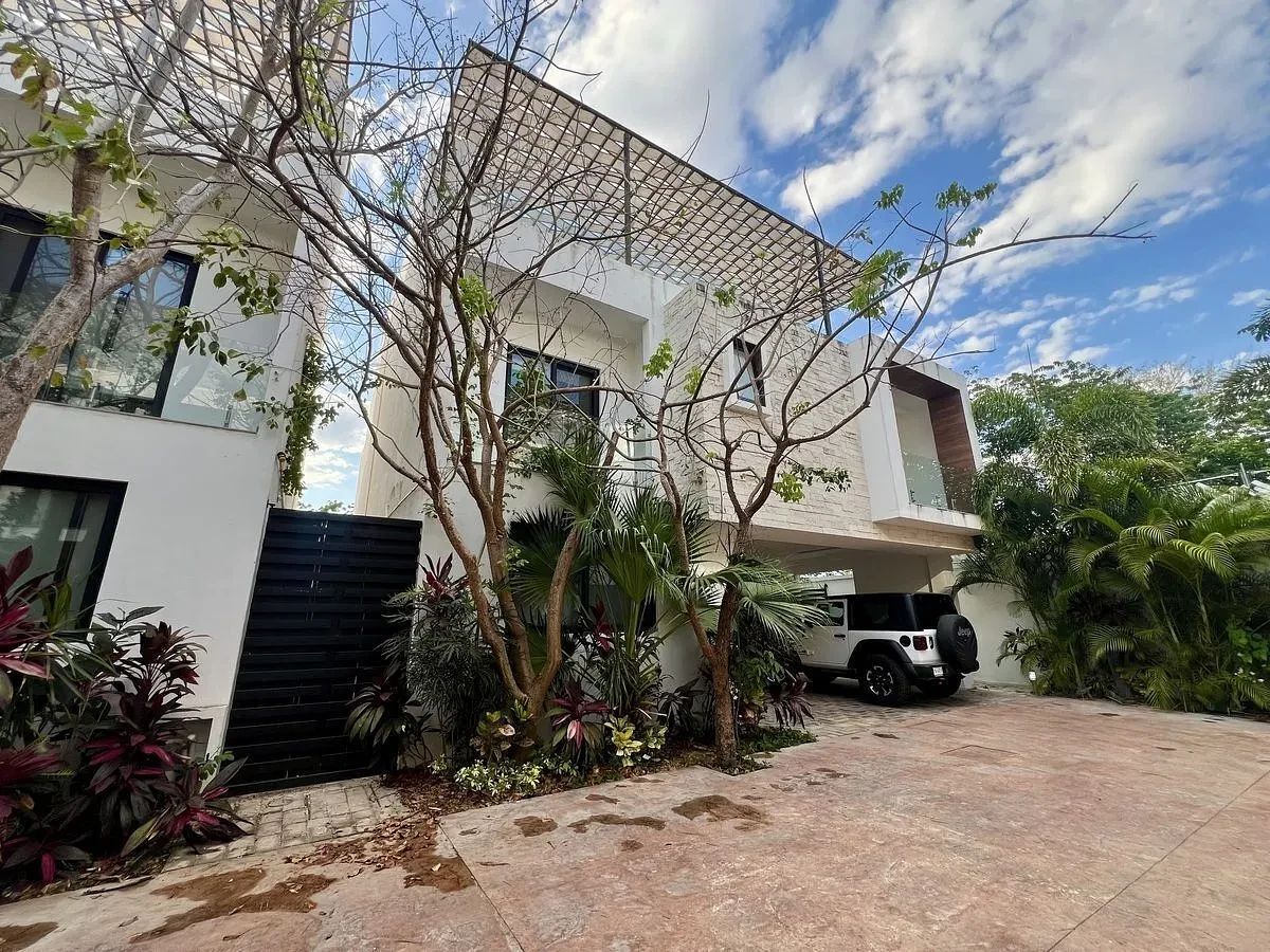 HOUSE FOR SALE AND RENT IN PRIVATE | WITH ROOFTOP AND PANELS, photo 1 of 10