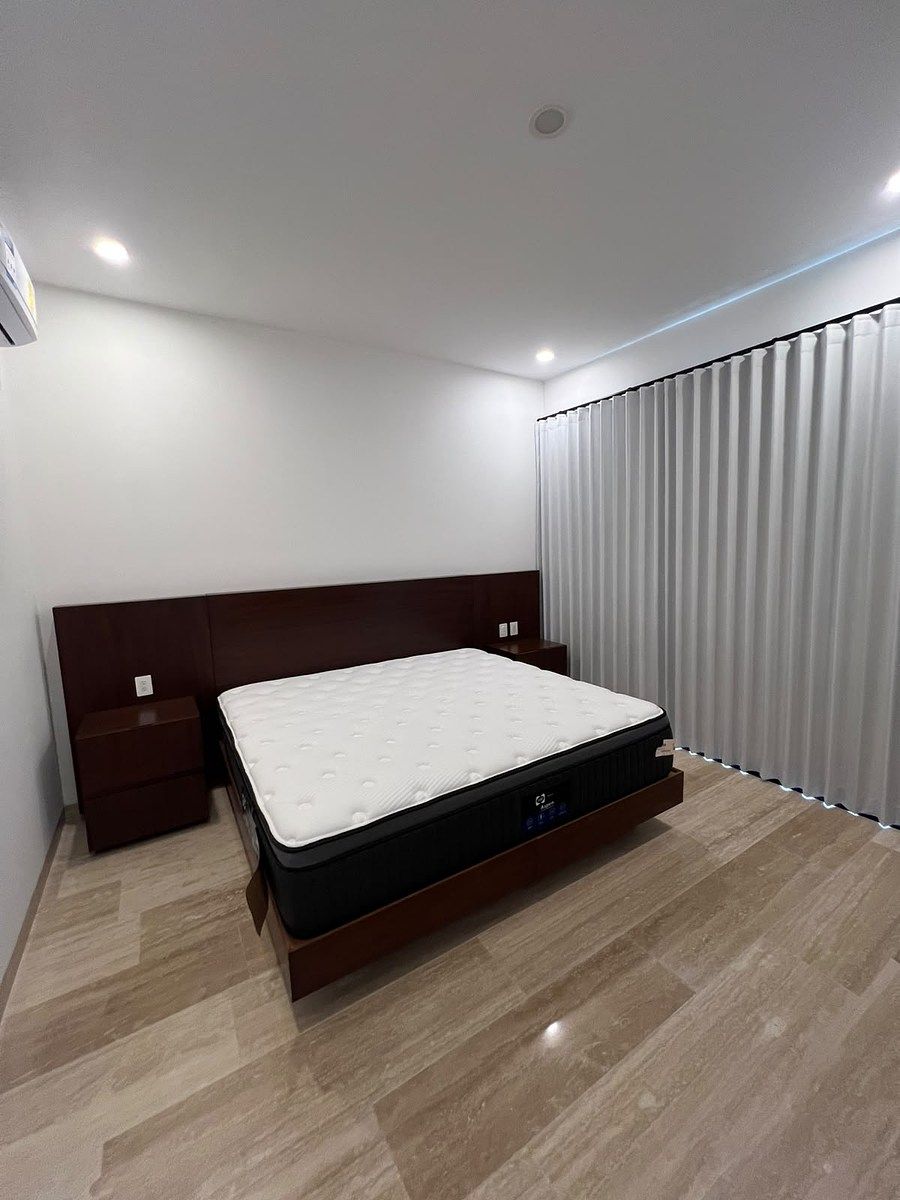 Recámara con cama queen y cortinas blackout, foto 4 de 21