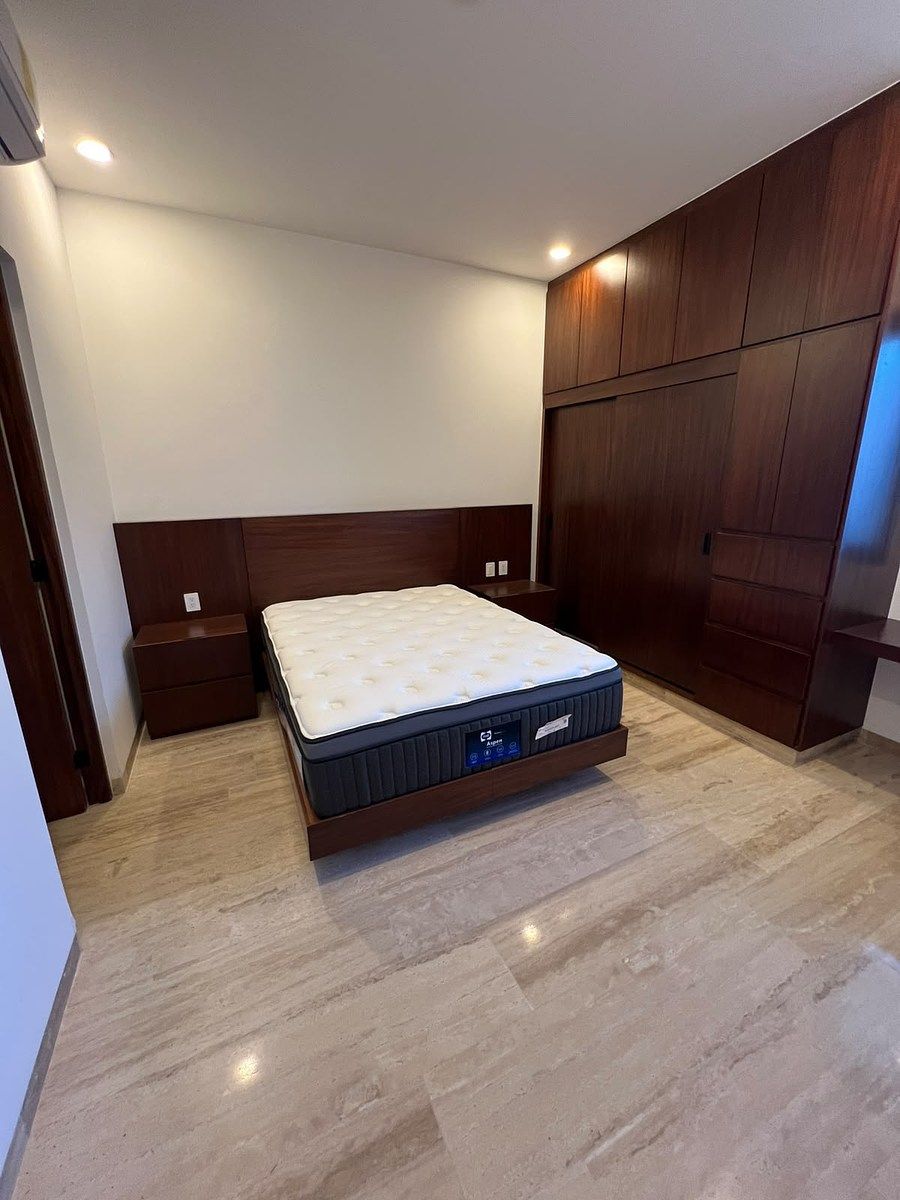 Recámara principal con clóset de madera, foto 7 de 21