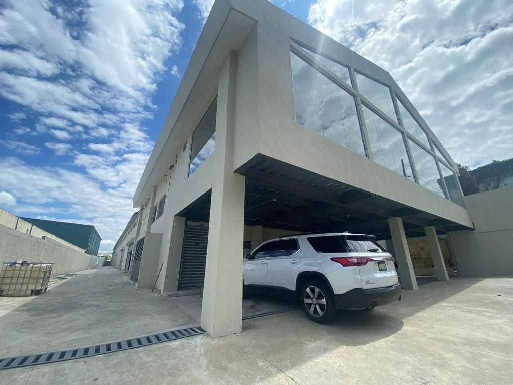 Nave 3,200m2,  Venta US$2.950.000 Prol. 27 de Feb. Al lado del Bravo, foto 1 de 19
