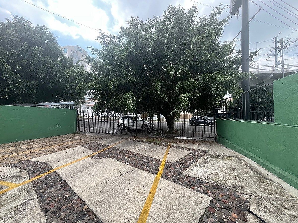 BUILDING FOR SALE AVILA CAMACHO GARDENS OF THE COUNTRY, photo 1 of 47