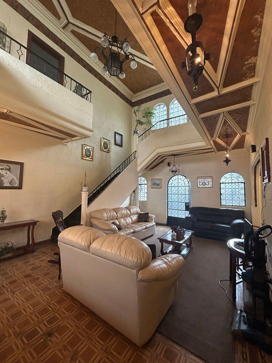 Casa con uso de suelo comercial y con locales - foto 2