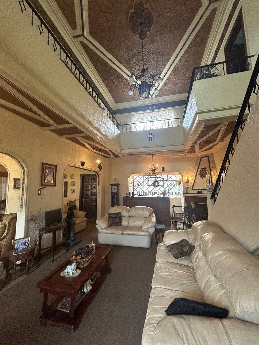 Casa con uso de suelo comercial y con locales - foto 1