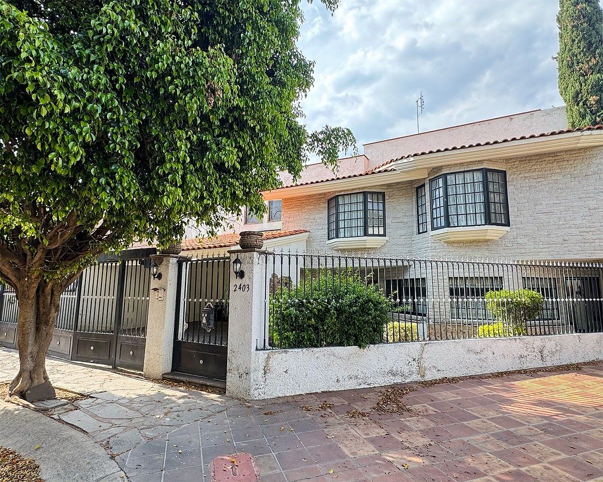 Fachada principal venta de casa en Bugambilias, foto 1 de 10