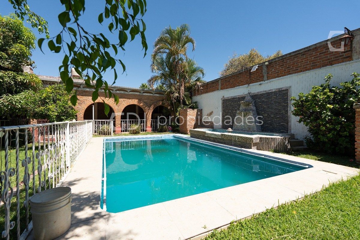 VISTA HERMOSA TERRAZA CON DOS CASAS EN VENTA - foto 1
