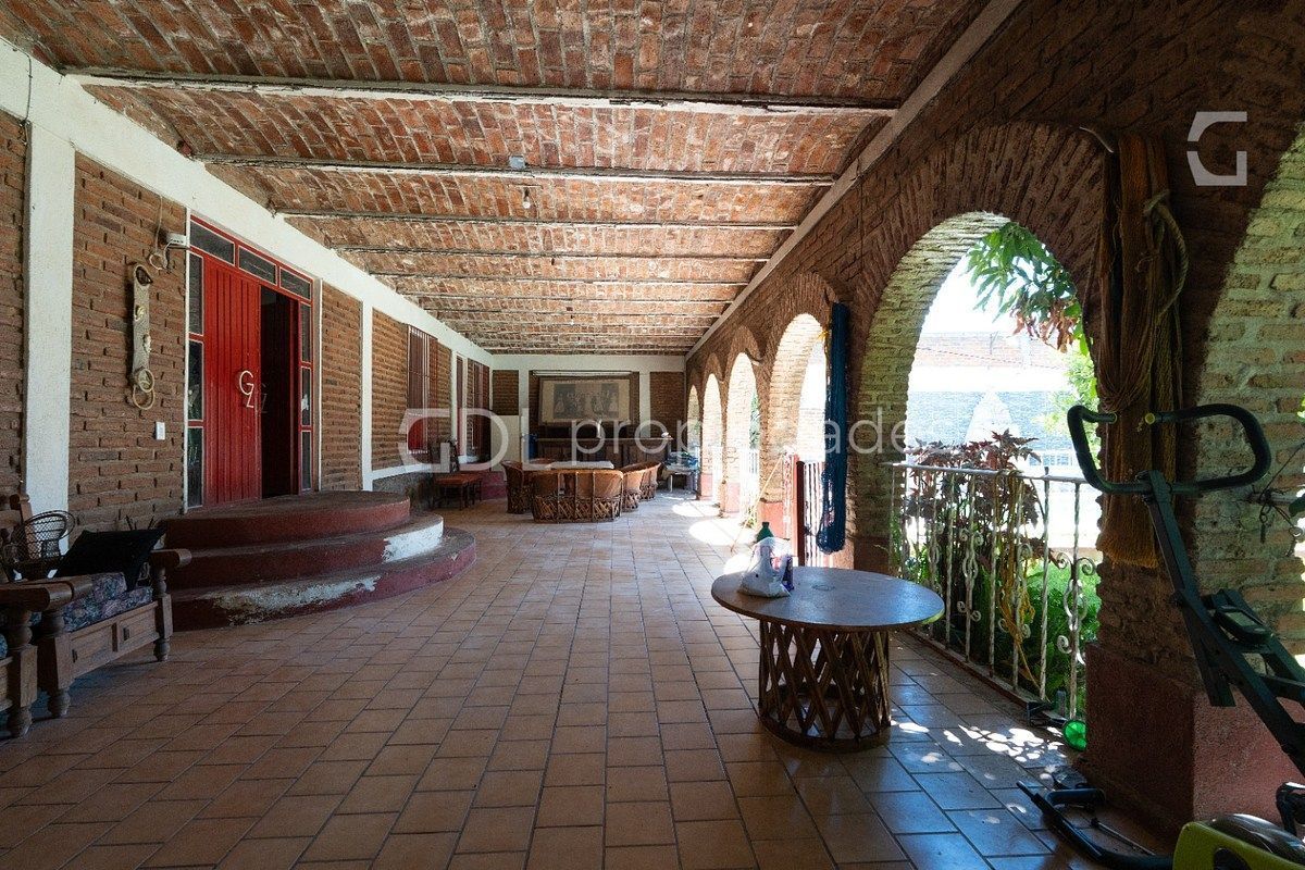 VISTA HERMOSA TERRAZA CON DOS CASAS EN VENTA - foto 4