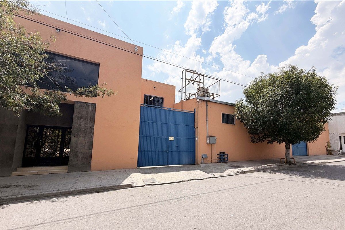 Edificio con dos bodegas en venta al Norte de Saltillo, foto 1 de 20