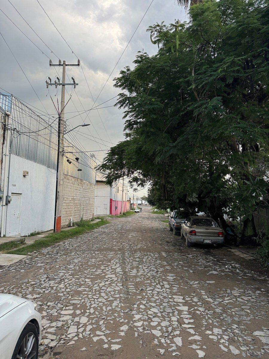 bodega Comercial de 300 m² con 2 Oficinas en Venta en Artesanos - foto 5