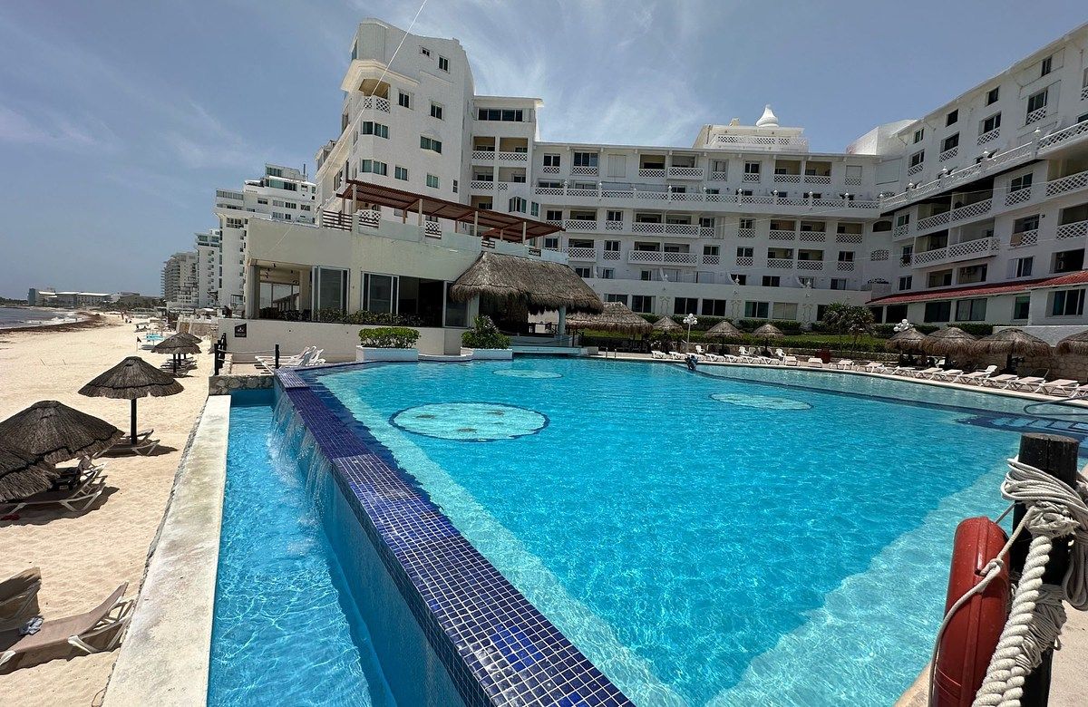 Furnished apartment facing the sea, on the beach, in Cancún Plaza, for sale - foto 1
