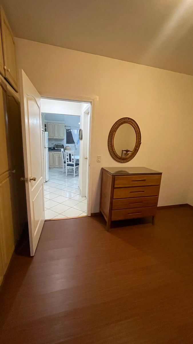 Mueble de ropa y espejo, photo 8 of 13