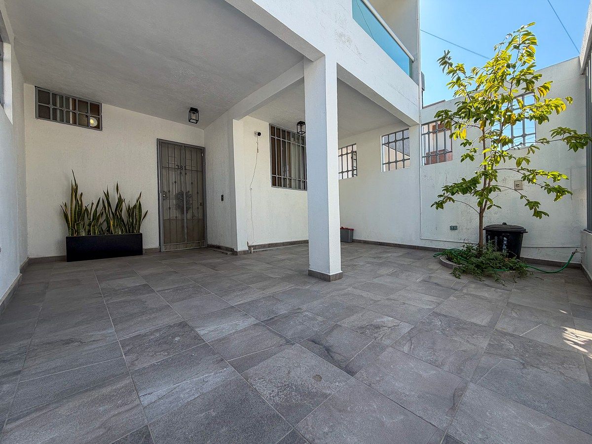 House for Sale with Excellent Location - foto 2