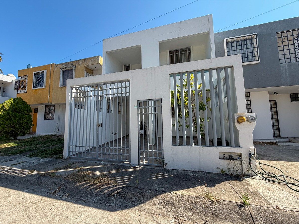 House for Sale with Excellent Location - foto 1