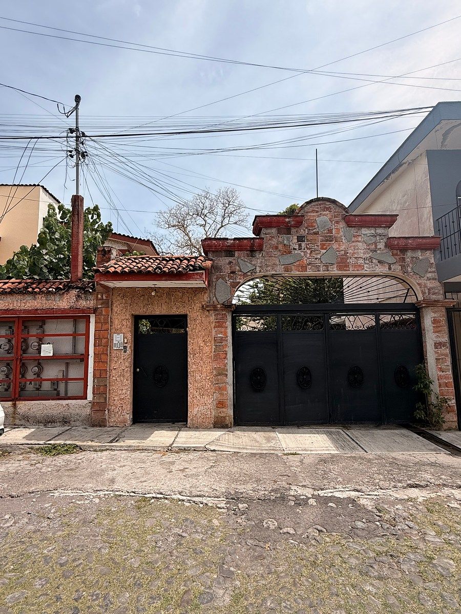 OPORTUNIDADE DE CASA EM CONDOMÍNIO FECHADO COM BOA LOCALIZAÇÃO, foto 1 de 10