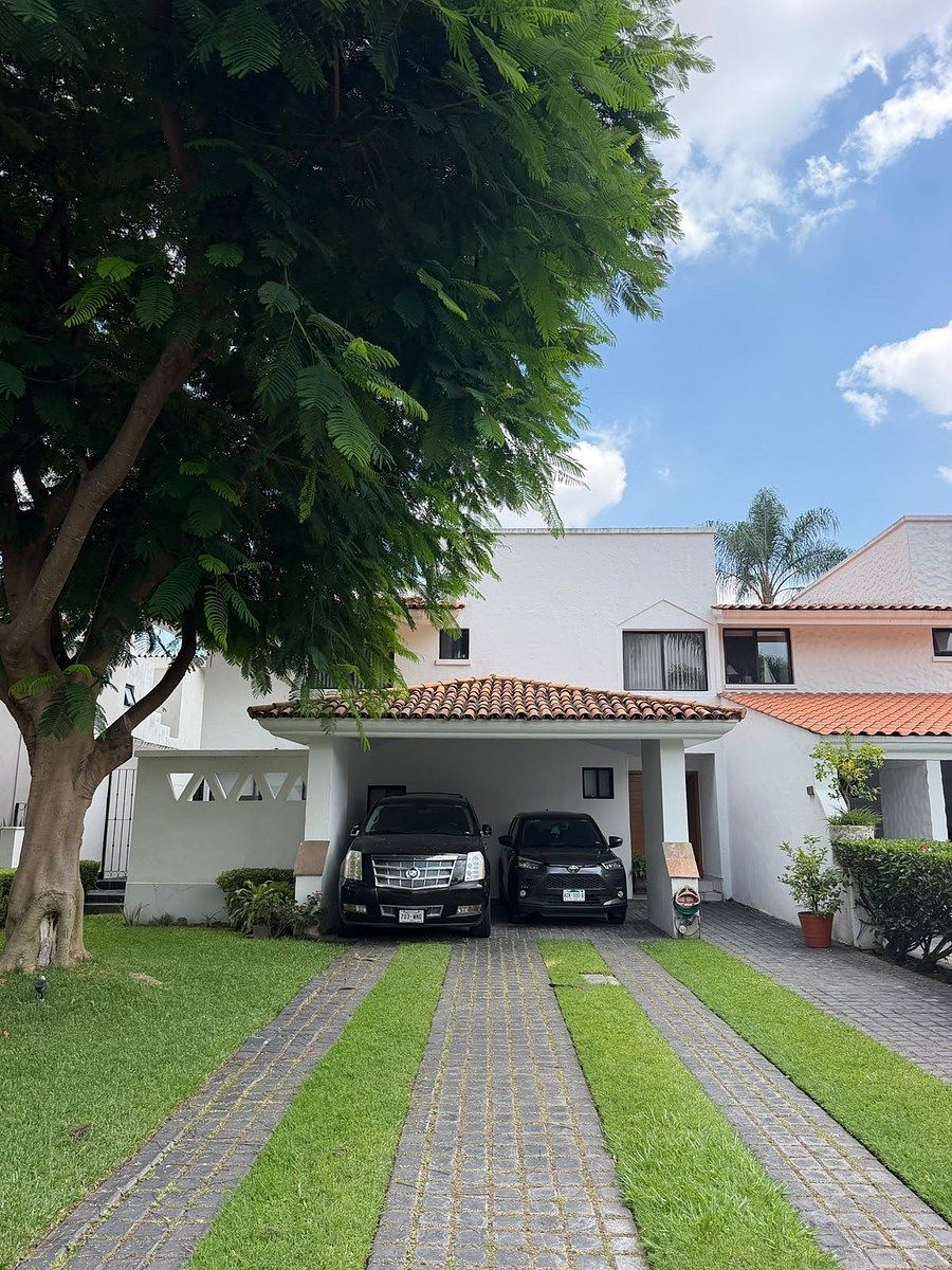 House for Sale in Valle Real Near Park, photo 1 of 18