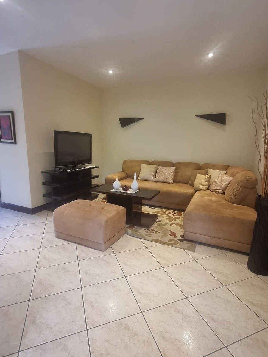 Amplio apartamento en zona 10 colonia Oakland - Image 5