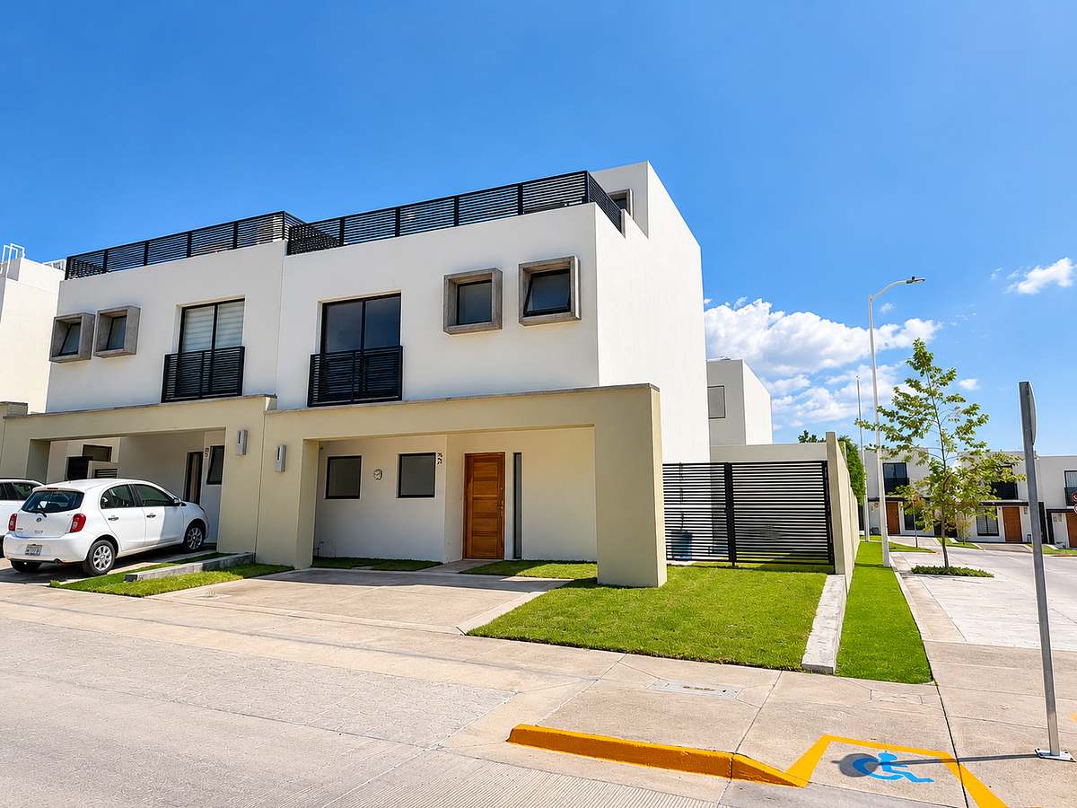 Casa en venta en Adamar, Coto Yucatán. Frente a la casa club - foto 1