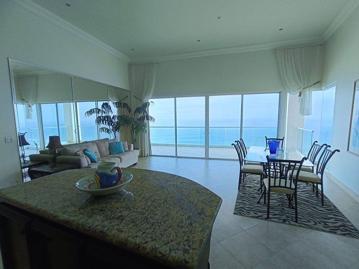 Ático en venta. Gran inversión 1744 pies cuadrados. - foto 1