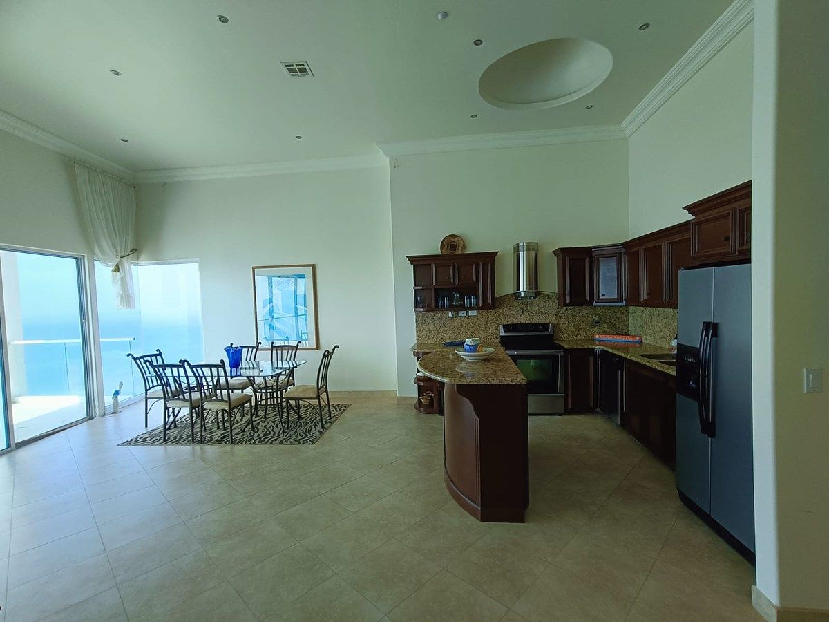 Ático en venta. Gran inversión 1744 pies cuadrados. - foto 5