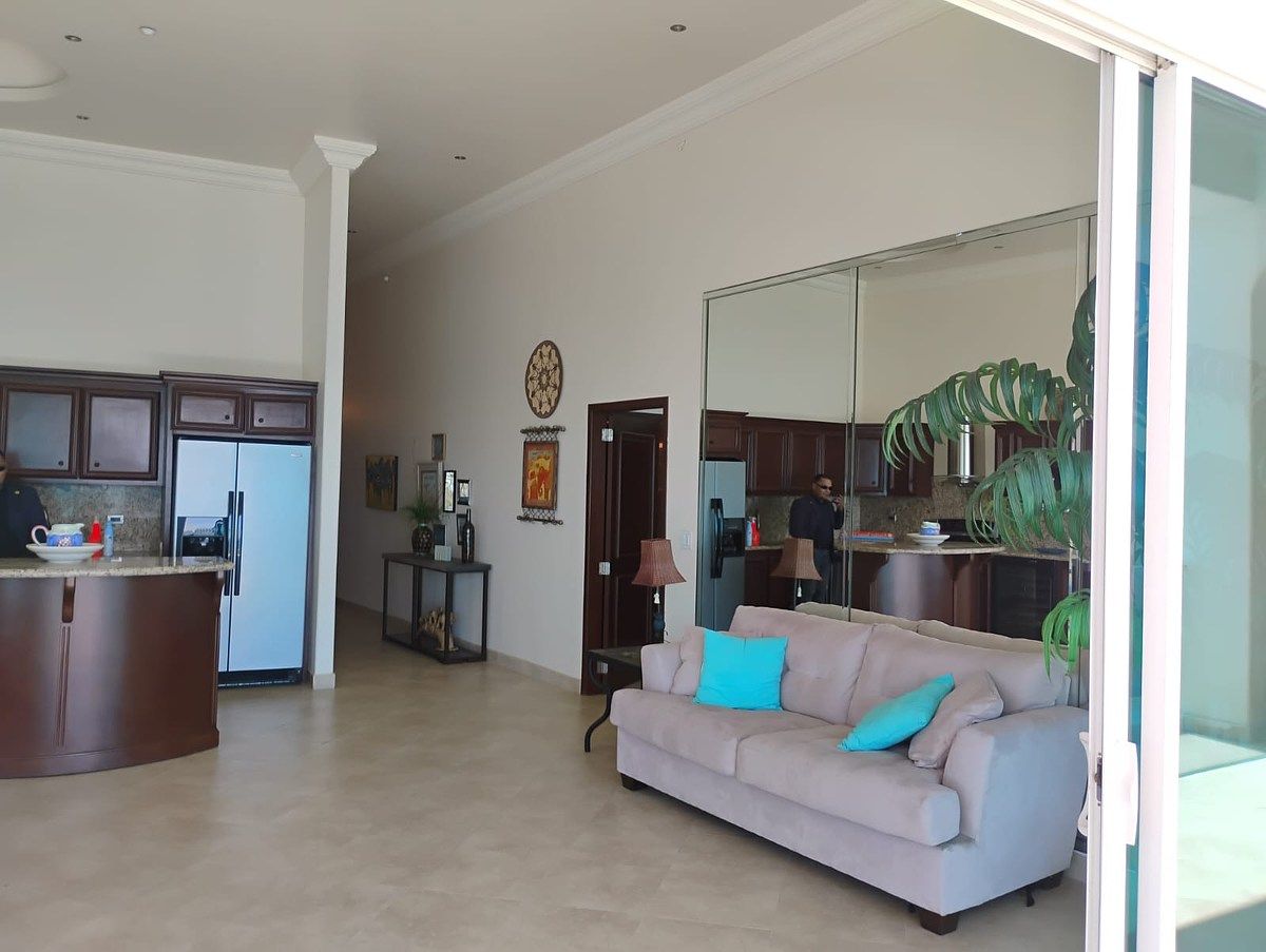 Ático en venta. Gran inversión 1744 pies cuadrados. - foto 3