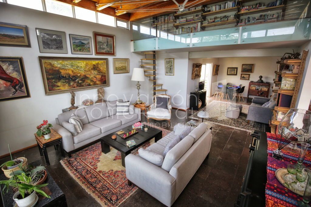 5 de 38: Sala con espacio de biblioteca