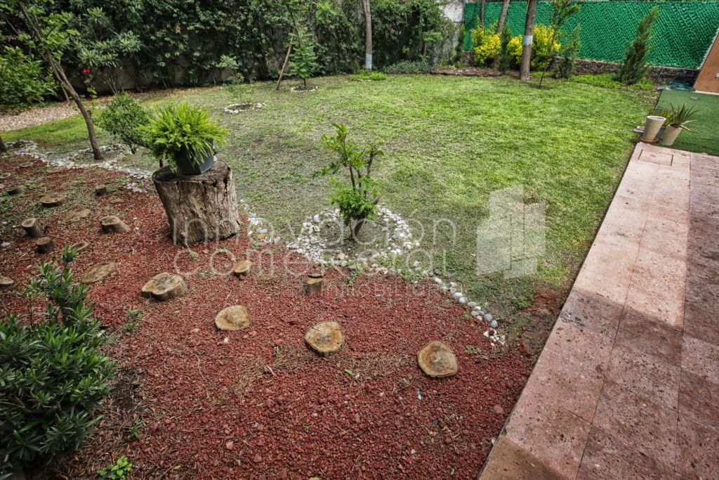 15 de 38: Jardín trasero