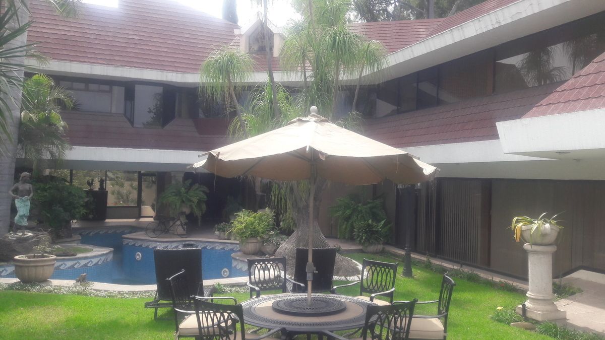 7 of 47: JARDIN INTERIOR