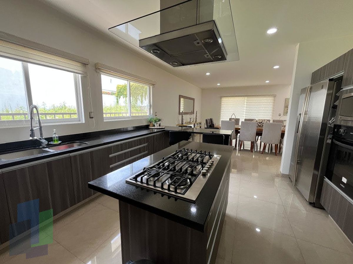 La Vista, casa en Venta en privada con vigilancia y amenidades.