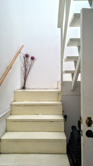 6 de 7: Escaleras hacia el segundo piso