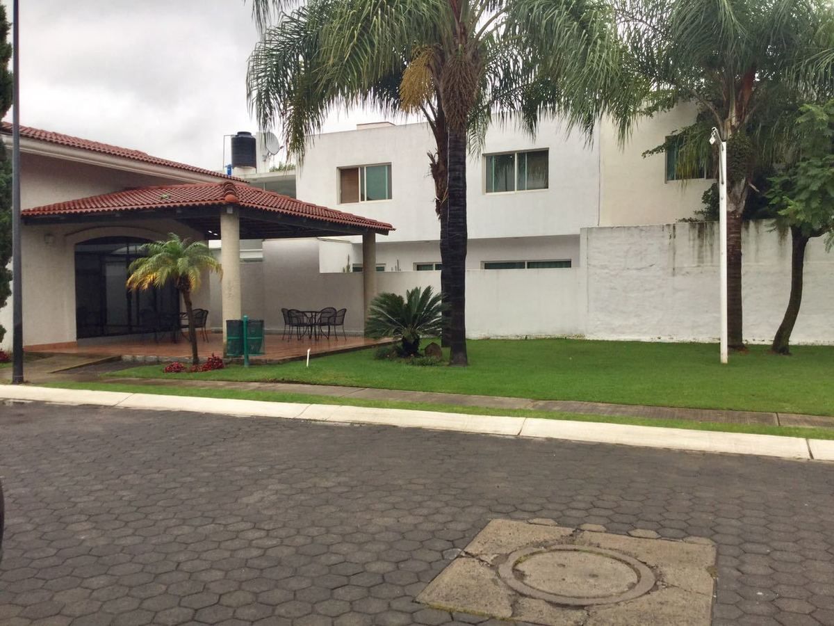 CASA EN VENTA EN PALMA REAL COTO SOBRE AV. AVIACIÓN EN ZAPOPAN | EasyBroker