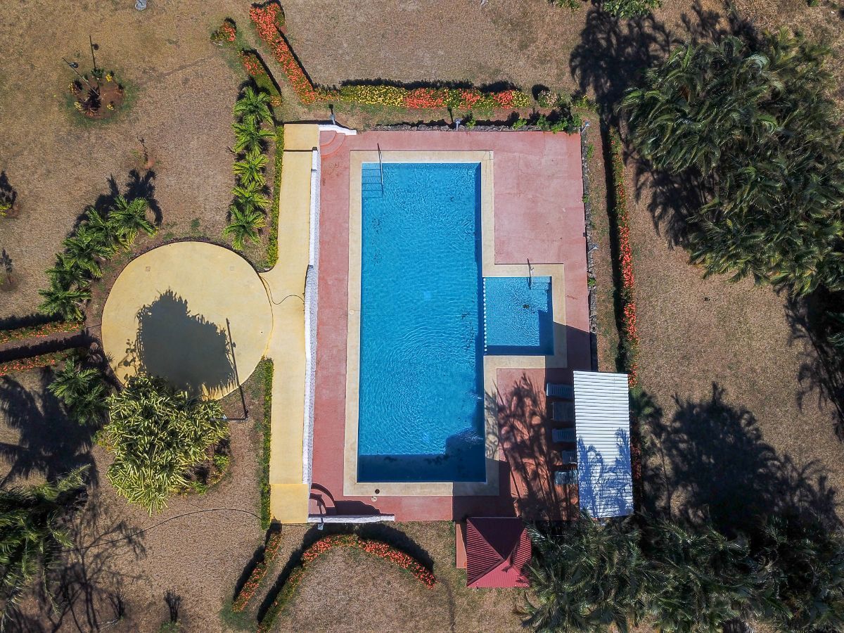 17 de 18: Aerial view of the community pool