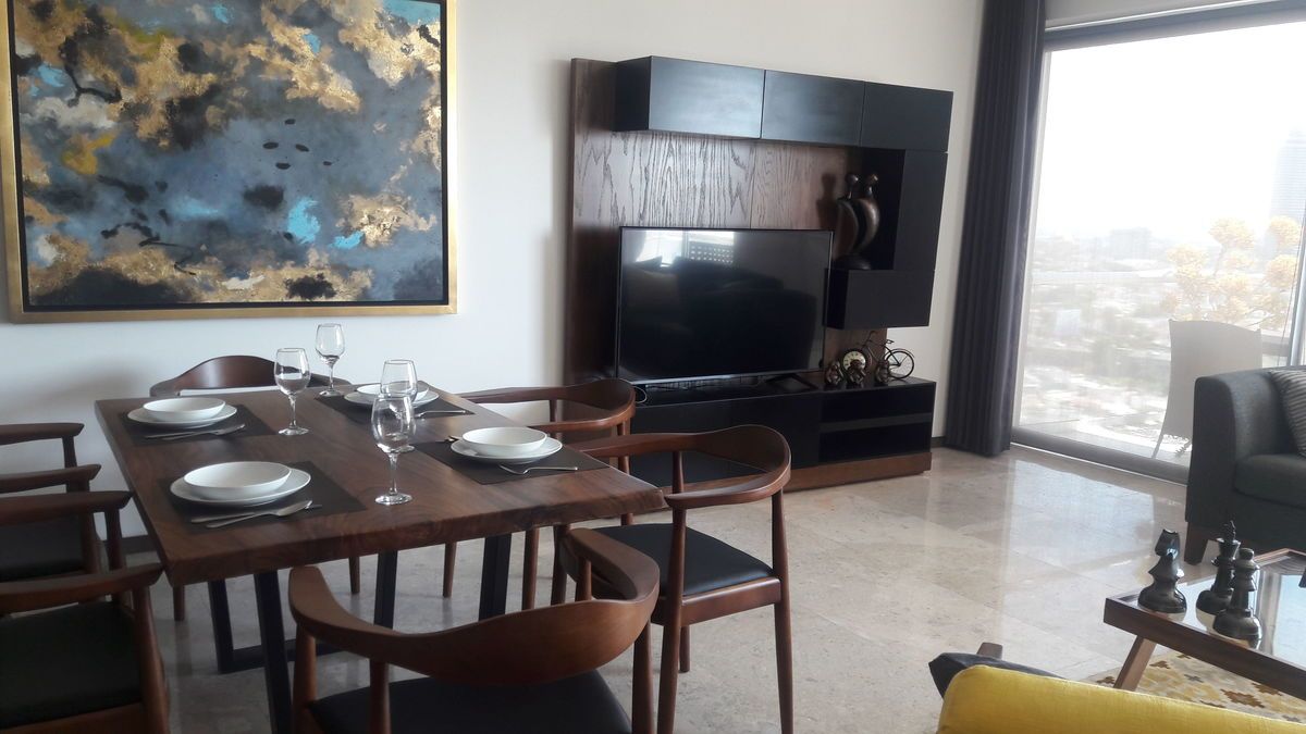 2 of 48: comedor y sala con televisiòn