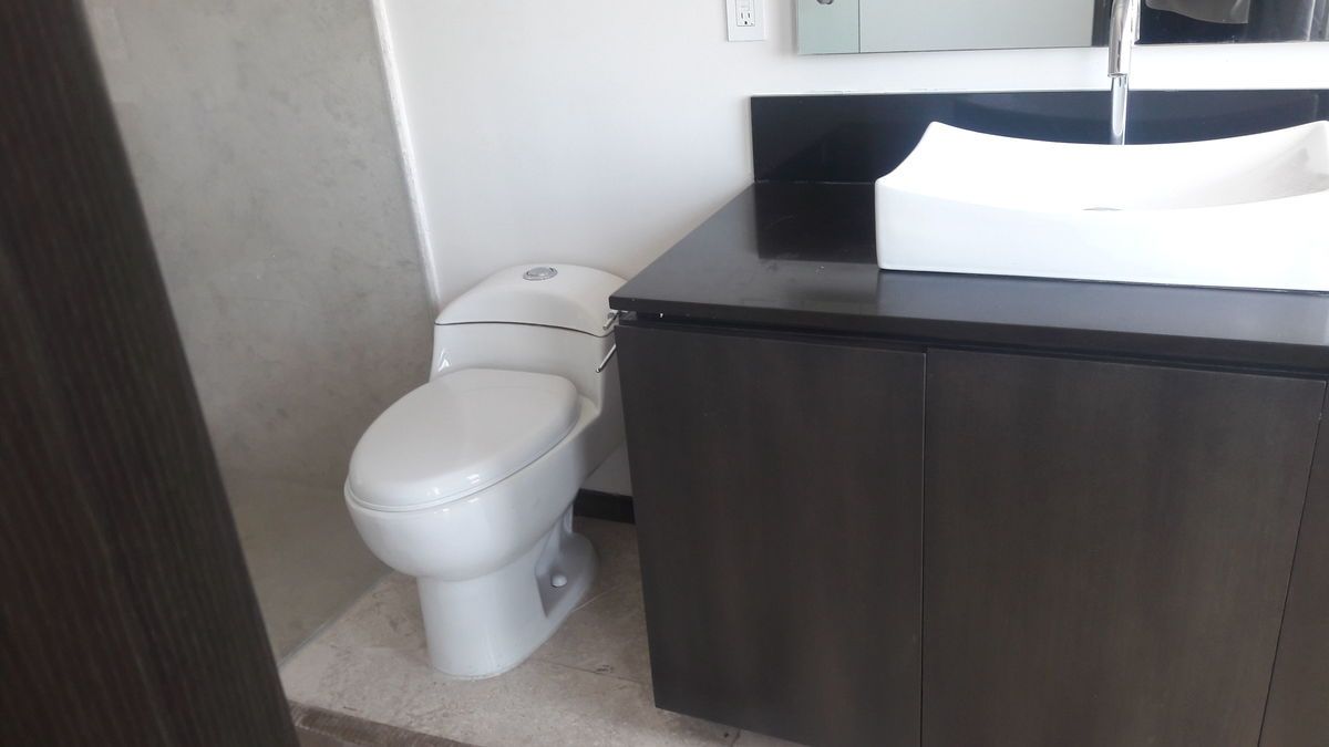 24 of 48: baño con accesorios en granito y cristal templado