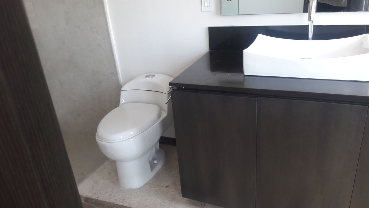 26 de 42: baño con accesorios en granito y cristal templado