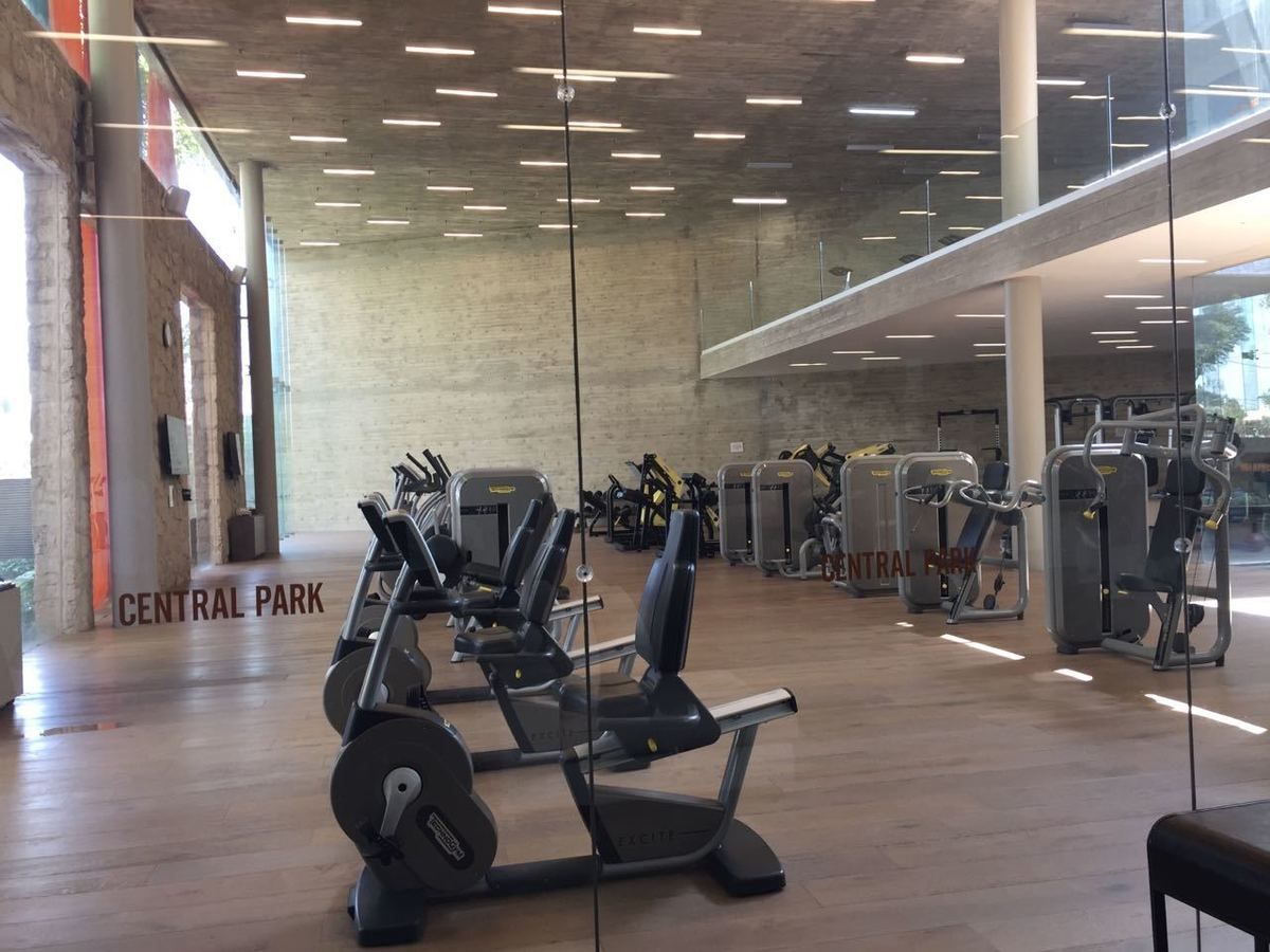 39 of 48: gimnasio equipado de dos pisos