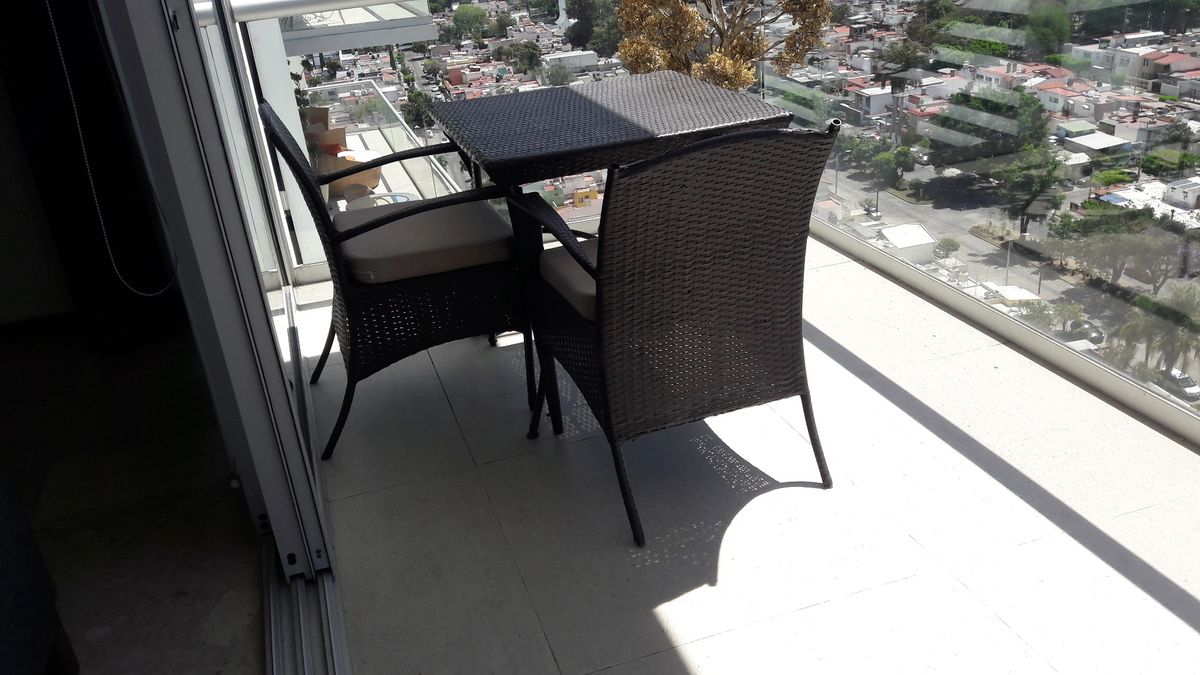 21 of 48: balcón con muebles para exteriores
