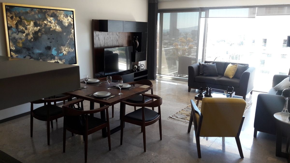 3 of 48: sala, comedor y amplio balcón