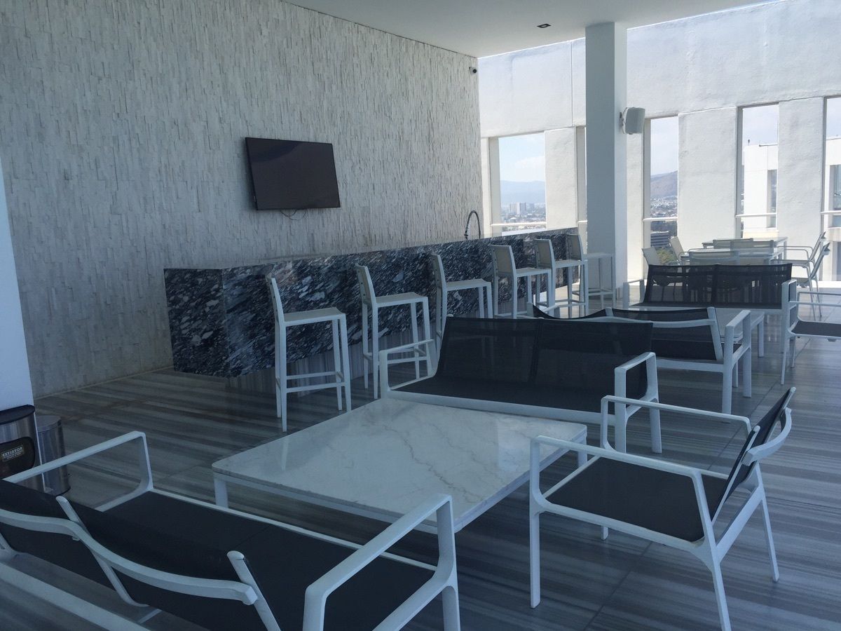41 of 48: terraza techada junto a la alberca