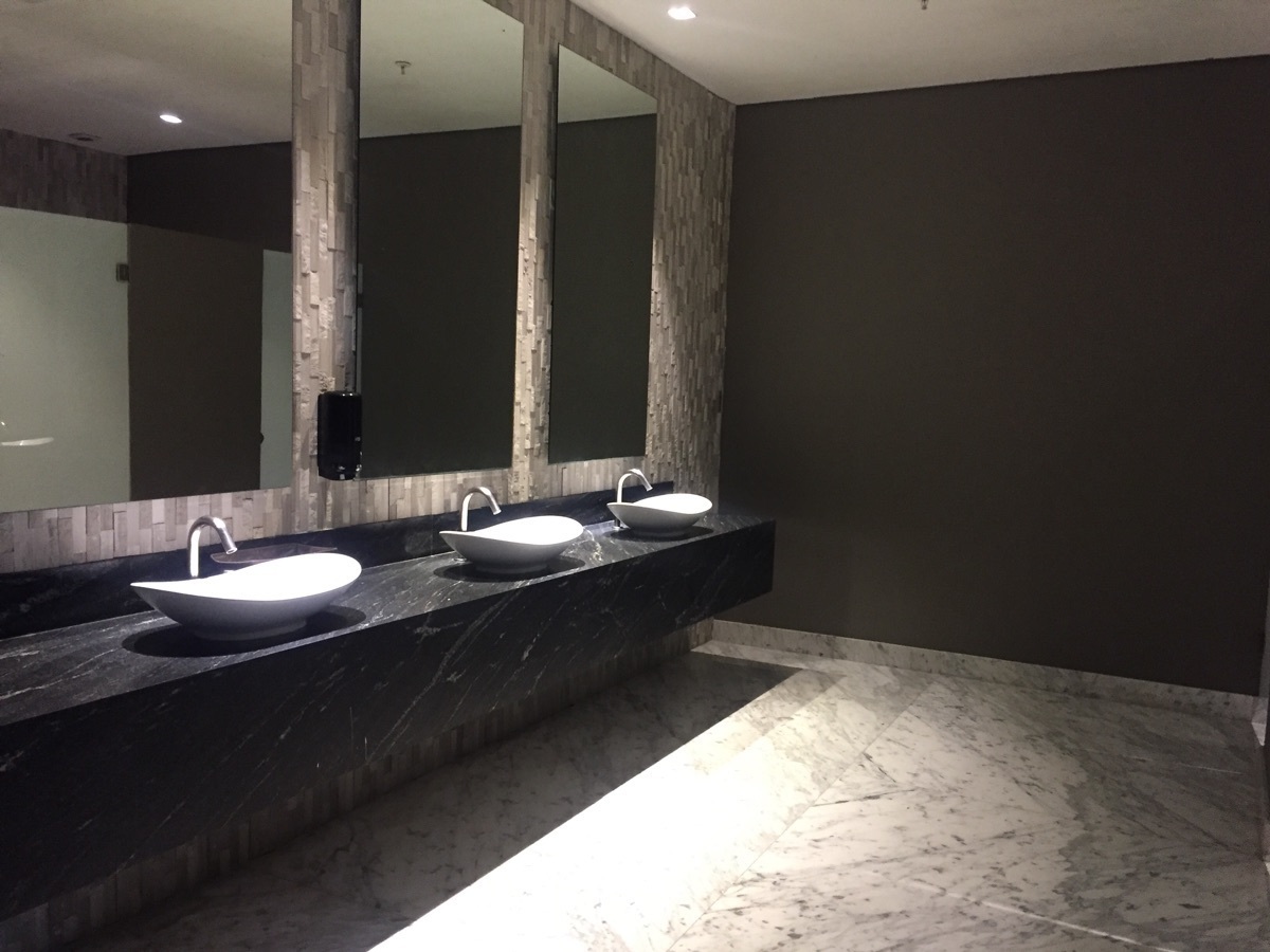38 de 42: baños con finos acabados