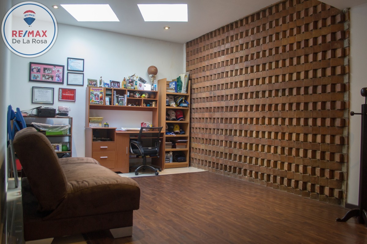 16 de 43: Área para sala/estudio en recámara principal, pared  madera