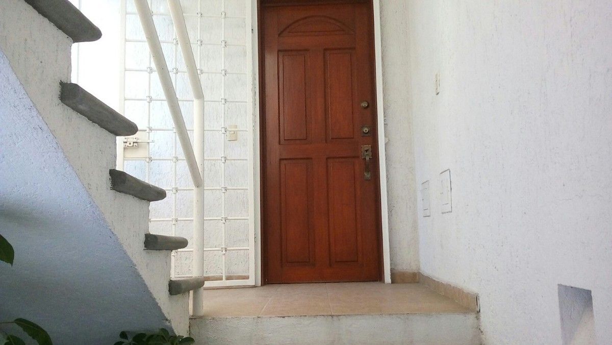 3 de 14: Puerta principal entrada al departamento 