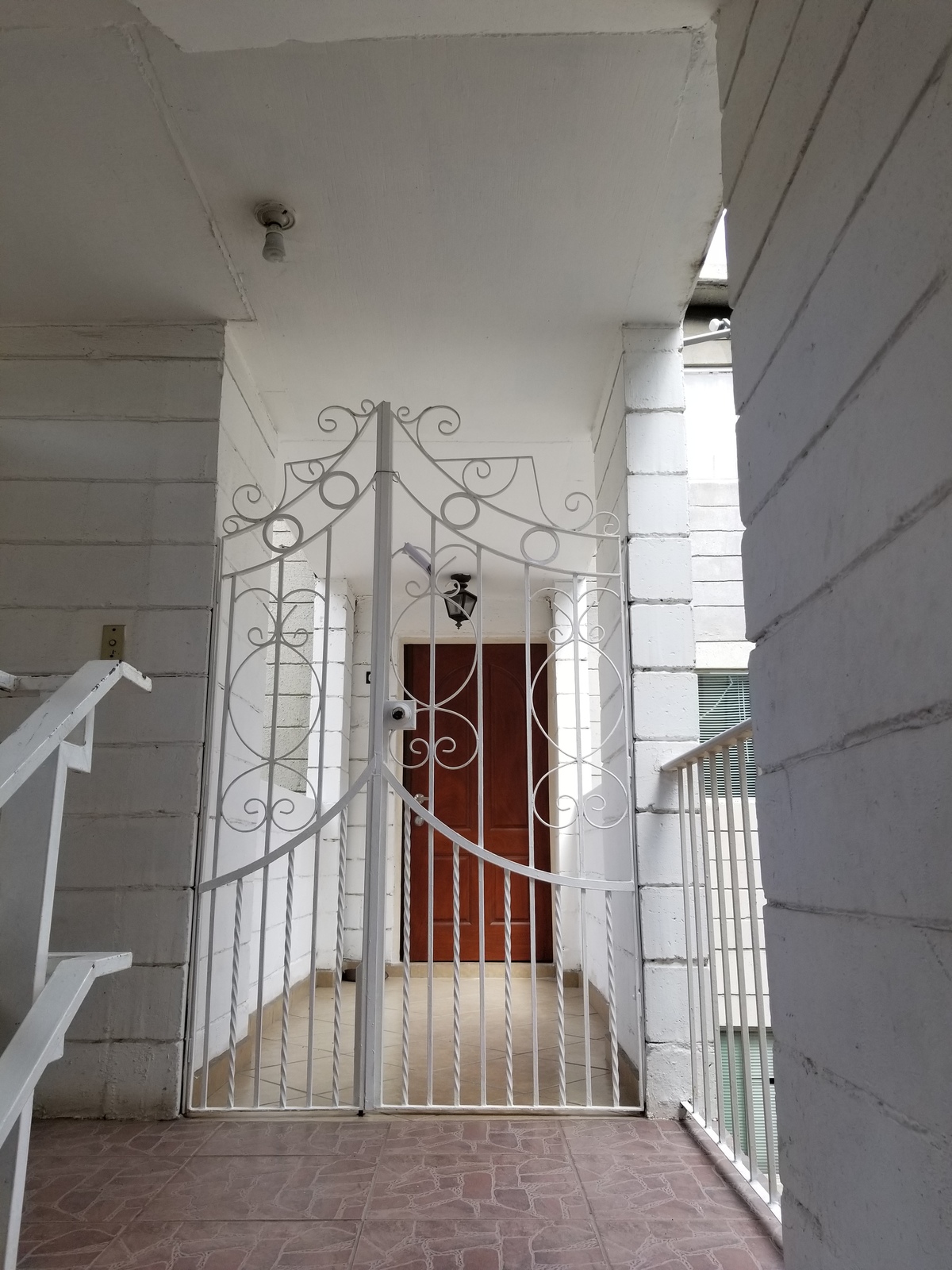 3 de 10: ENTRADA PREVIA AL DEPTO CON REJA 